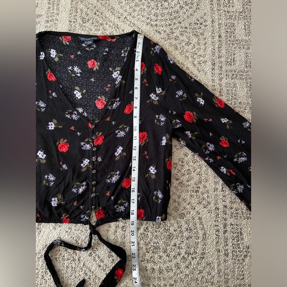 American Eagle Black Flowered Blouse - Picture 4 of 6